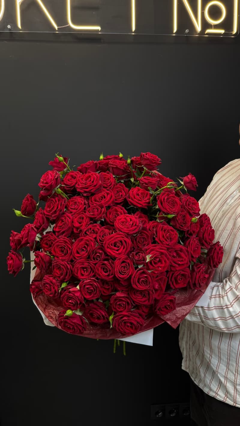 Букет из красных кустовых роз IN Love