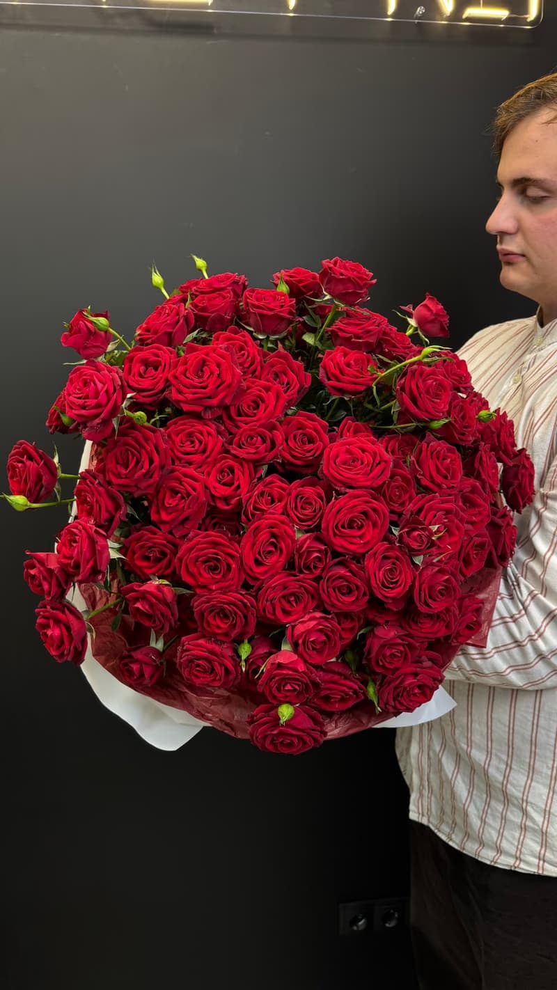 Букет «Букет из красных кустовых роз IN Love»